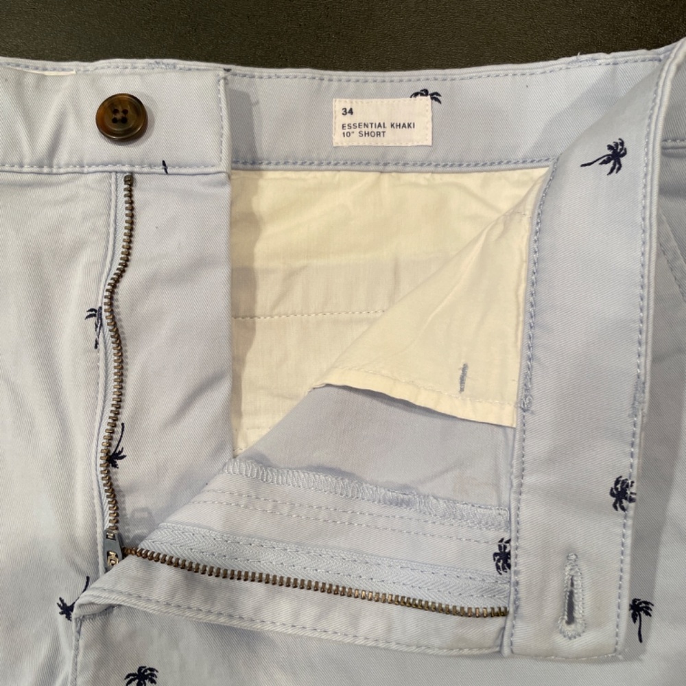 Gap Shorts - Picture 2 of 3
